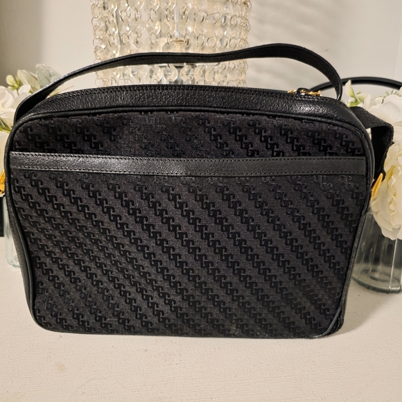 Gucci Black Textured Crossbody Bag with Gold Details - Picture 11 of 12